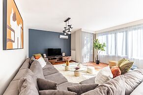 Spacious Flat w Balcony 3 min to Bagdat Ave