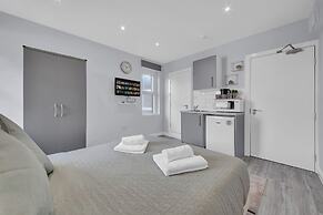 Captivating 1-bed Studio in West Drayton