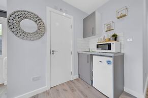 Charming Serviced Studio West Drayton London UB7