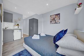Charming Serviced Studio West Drayton London UB7