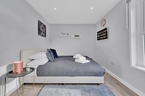 Lovely 1-bed Studio in West Drayton