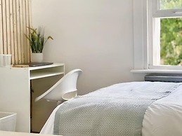 Modern Room in Centrally Located- Room 4