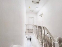 Modern Room in Centrally Located- Room 4