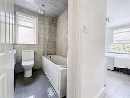 Modern Room in Centrally Located- Room 4