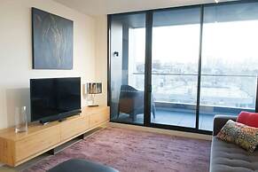 Modern + Spacious 2bd/2bath - Stunning City Views!