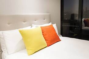 Modern + Spacious 2bd/2bath - Stunning City Views!