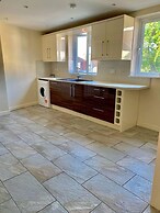 Impeccable 3-bed House in Thames Ditton