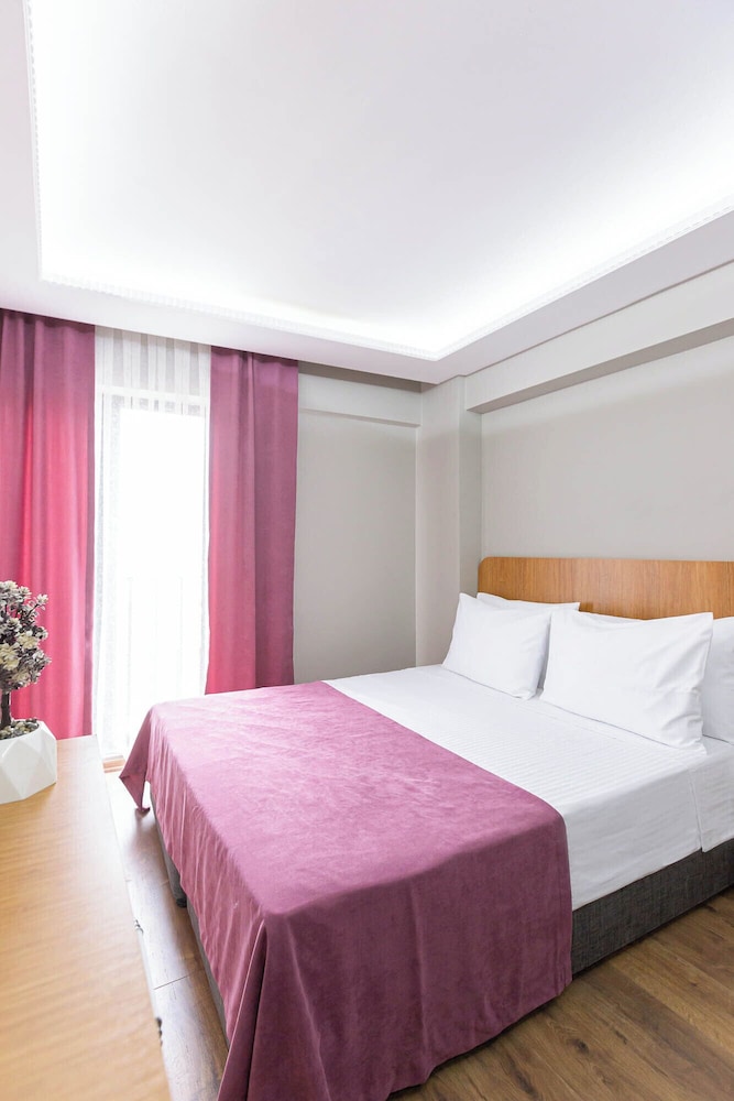 Ria Suites Hotel