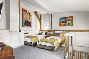 SuperB Luxury Suites