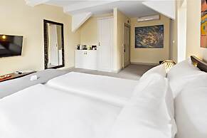 SuperB Luxury Suites