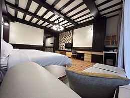 Senboard Manor
