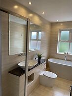 Beautiful 5-bed House in Walsall