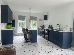 Sunset Cottage - Sleeps 6 - Parking - Garden