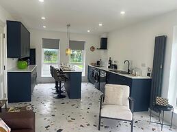 Sunset Cottage - Sleeps 6 - Parking - Garden