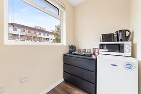 Spacious Sleeps 3 Ensuite Room In Twickenham TW7