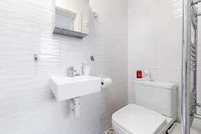 Spacious Sleeps 3 Ensuite Room In Twickenham TW7