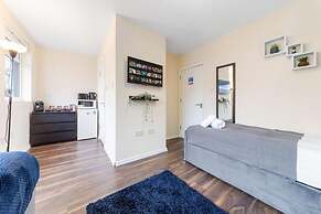 Spacious Sleeps 3 Ensuite Room In Twickenham TW7