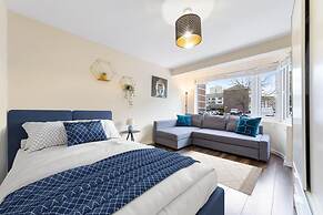 Spacious Double Bed With Sofa Bed In Isleworth TW7