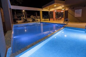 The Hut Restaurant & Boutique hotel