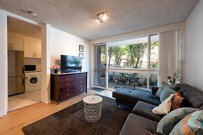 Beautiful 2-bed Unit in St Kilda West w/ Parking