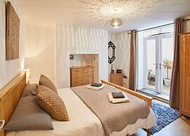 Host Stay Rock Pipit