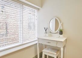 Host Stay Threadneedle Cottage