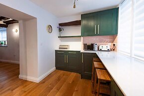 Host Stay Iris Cottage
