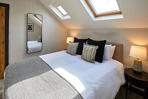 Host Stay Raven House