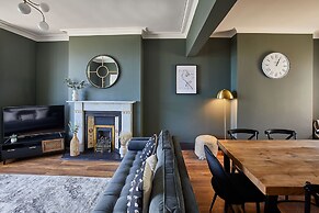 Host Stay Raven House