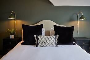 Host Stay Raven House