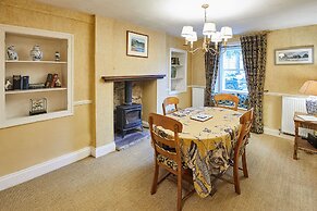 Host Stay Sixpence Cottage