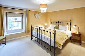 Host Stay Sixpence Cottage