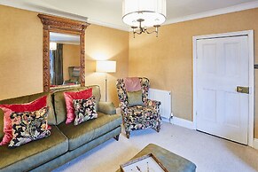 Host Stay Sixpence Cottage