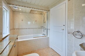 Host Stay White Lodge