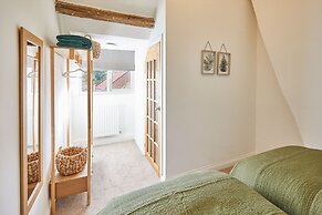Host Stay Waterlily Cottage