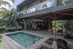 Black Villas Canggu Beach by OXO