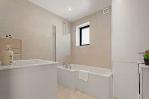 Three Bed Spacious Apartment in Dalston