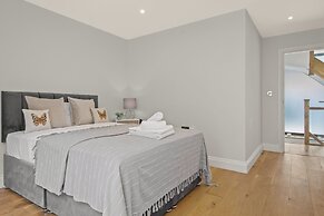 Three Bed Spacious Apartment in Dalston