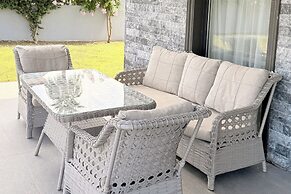 Villa-sleeps 8-parking-pool-bbq