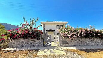 Villa-sleeps 8-parking-pool-bbq