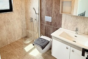 Villa-sleeps 8-parking-pool-bbq