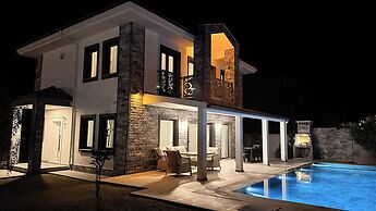 Villa-sleeps 8-parking-pool-bbq