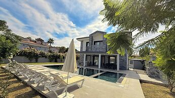 Villa-sleeps 8-parking-pool-bbq
