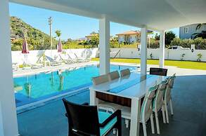 Villa-sleeps 8-parking-pool-bbq