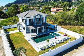 Villa-sleeps 8-parking-pool-bbq