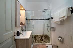 Dora I Studio - Cozy With bay View