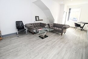 Private House Sleeps 9 With Wi-fi