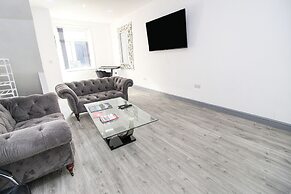 Private House Sleeps 9 With Wi-fi
