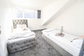 Private House Sleeps 9 With Wi-fi