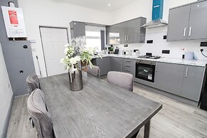 Private House Sleeps 9 With Wi-fi